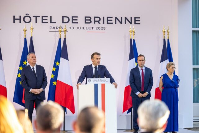 DISCOURS AUX ARMEES